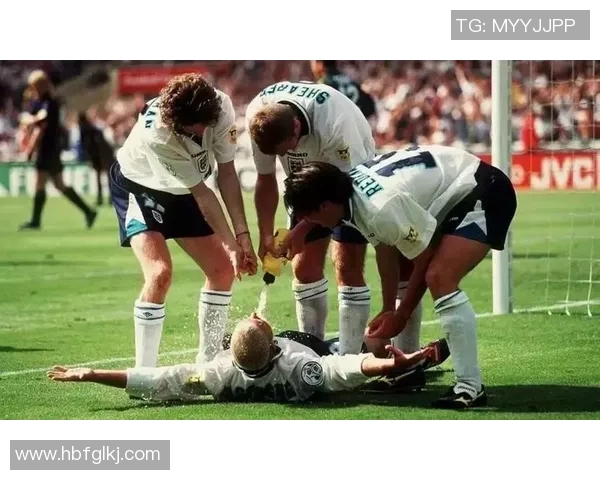 猜猜这位足球明星在喝酒时的趣味视频播放瞬间你能认出他吗