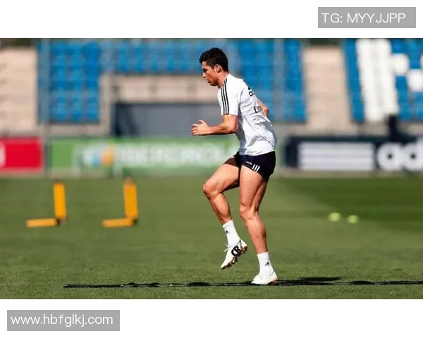 文班亚马与足球明星同框合影展现青春风采与运动激情