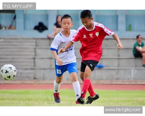 足球明星高颜值与功夫结合展现运动魅力与个人风采的完美融合