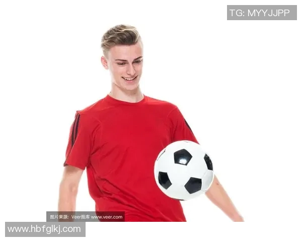 足球明星佩戴墨镜的高清照片展现时尚魅力与运动风采